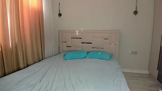 Lola Peach online show from May 29, 2026, 2:28 am