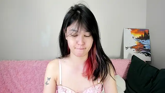 Snapshot of Lola_Peach chatting on July 17, 2026, 4:32 am Lola Peach online show from July 17, 2026, 4:32 am