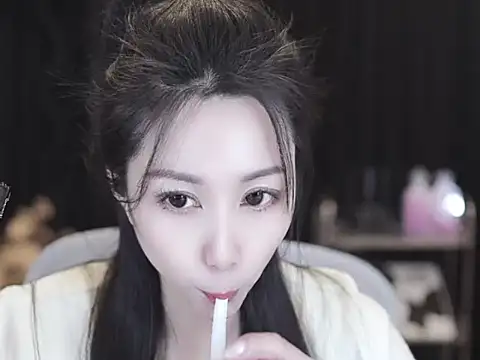 Nuyoah-77 online show from February 18, 2026, 1:18 pm