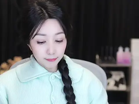 Nuyoah-77 online show from January 5, 2026, 5:27 pm