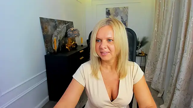 AgathaKlouin online show from May 26, 2026, 7:12 pm