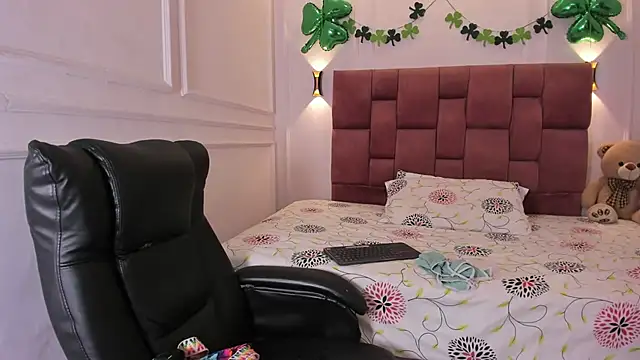 zoe roux21 online show from March 19, 2025, 7:17 pm