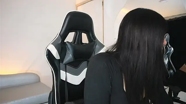 ashleyvalirya online show from April 13, 2026, 3:54 am