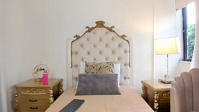 Victoria vallejo  online show from April 13, 2026, 11:58 am