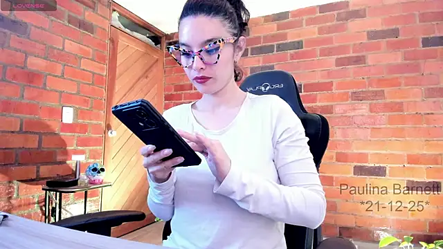 Snapshot of paulinabarnett- chatting on December 21, 2025, 9:11 am paulinabarnett- online show from December 21, 2025, 9:11 am