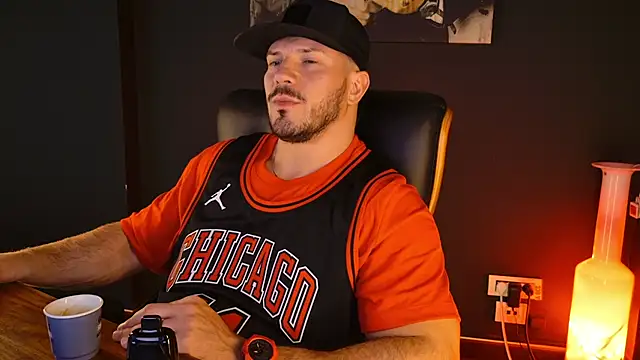 AngeloEric online show from November 11, 2025, 12:22 pm