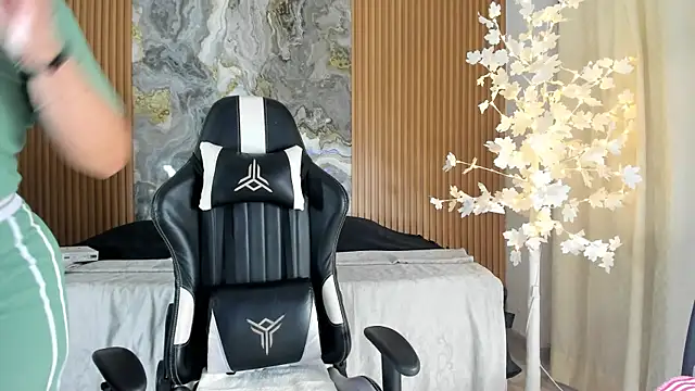 Danna topless online show from March 25, 2026, 12:04 pm