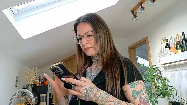 Snapshot of BrownieyQueen chatting on March 22, 2025, 7:04 am BrownieyQueen online show from March 22, 2025, 7:04 am