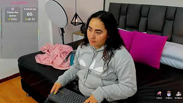 Snapshot of Ayla_martinez chatting on October 8, 2025, 2:02 am Ayla martinez online show from October 8, 2025, 2:02 am