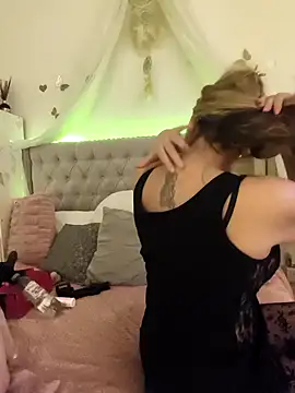 lolavalecuatro online show from September 17, 2025, 10:34 pm