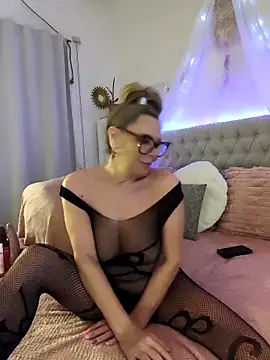 lolavalecuatro online show from September 15, 2025, 10:10 pm