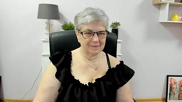Snapshot of IrisDream chatting on June 2, 2026, 6:02 am IrisDream online show from June 2, 2026, 6:02 am
