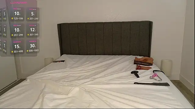 misscatxo online show from April 15, 2026, 10:54 pm