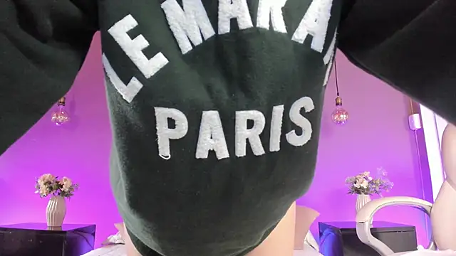 BellaClaiir online show from November 4, 2025, 3:05 pm