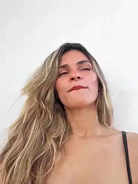 Snapshot of cuteluci_ chatting on June 15, 2026, 12:27 pm cuteluci online show from June 15, 2026, 12:27 pm