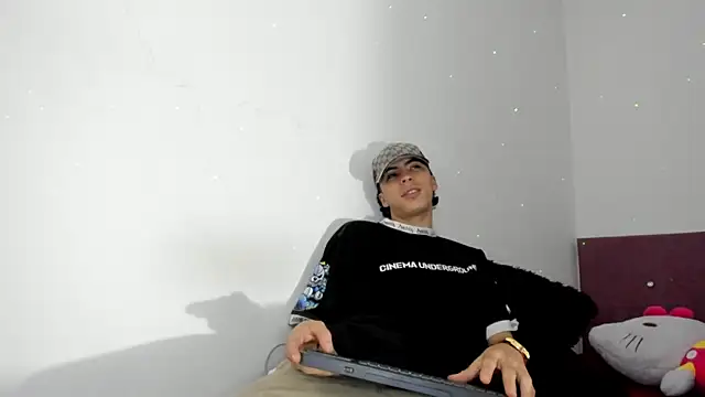 Snapshot of HeellBoy_ chatting on December 21, 2025, 1:19 am HeellBoy online show from December 21, 2025, 1:19 am