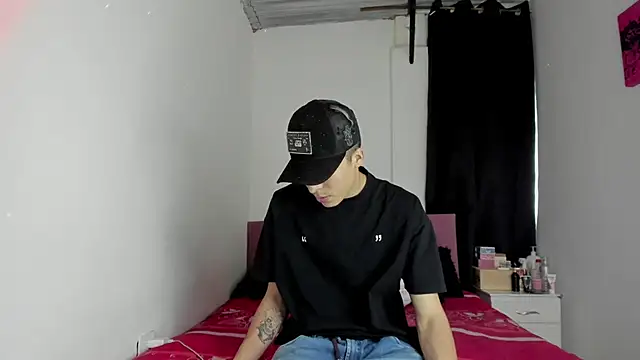 Snapshot of HeellBoy_ chatting on March 18, 2026, 7:37 pm HeellBoy online show from March 18, 2026, 7:37 pm