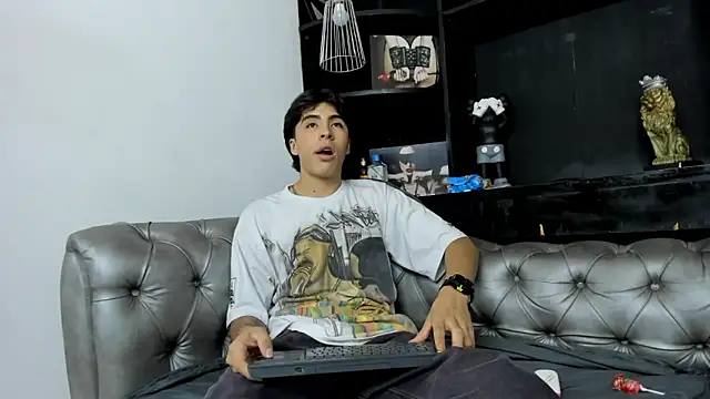 Snapshot of HeellBoy_ chatting on November 10, 2025, 8:03 pm HeellBoy online show from November 10, 2025, 8:03 pm