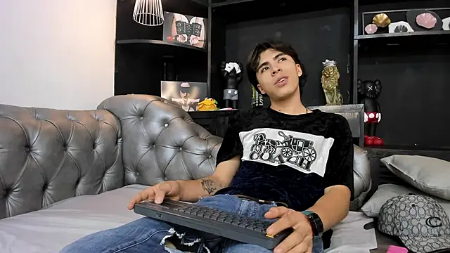 Snapshot of HeellBoy_ chatting on November 19, 2025, 4:23 am HeellBoy online show from November 19, 2025, 4:23 am