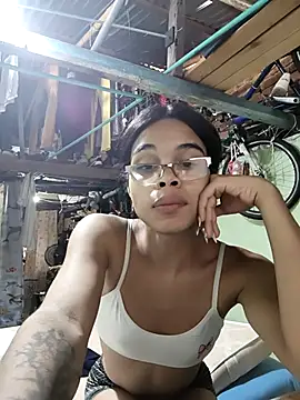 evelyn wine online show from December 1, 2025, 7:04 pm