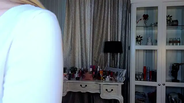 Snapshot of AnneFoxy chatting on April 25, 2026, 7:22 am AnneFoxy online show from April 25, 2026, 7:22 am