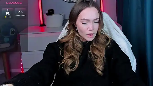 Snapshot of Evia_r0se chatting on October 8, 2025, 9:44 am Evia r0se online show from October 8, 2025, 9:44 am