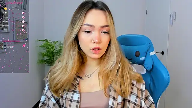 Snapshot of Evia_r0se chatting on January 8, 2025, 2:14 am Evia r0se online show from January 8, 2025, 2:14 am