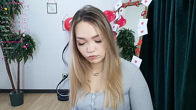 Snapshot of Evia_r0se chatting on February 11, 2025, 2:03 am Evia r0se online show from February 11, 2025, 2:03 am