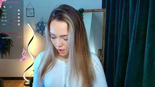 Snapshot of Evia_r0se chatting on December 21, 2024, 8:28 am Evia r0se online show from December 21, 2024, 8:28 am