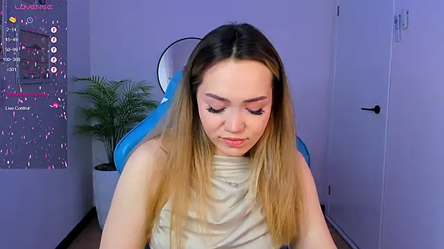 Snapshot of Evia_r0se chatting on January 7, 2025, 11:16 am Evia r0se online show from January 7, 2025, 11:16 am