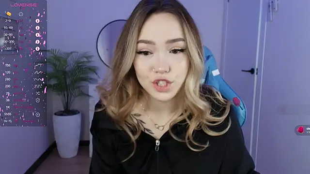 Snapshot of Evia_r0se chatting on January 28, 2025, 2:11 am Evia r0se online show from January 28, 2025, 2:11 am