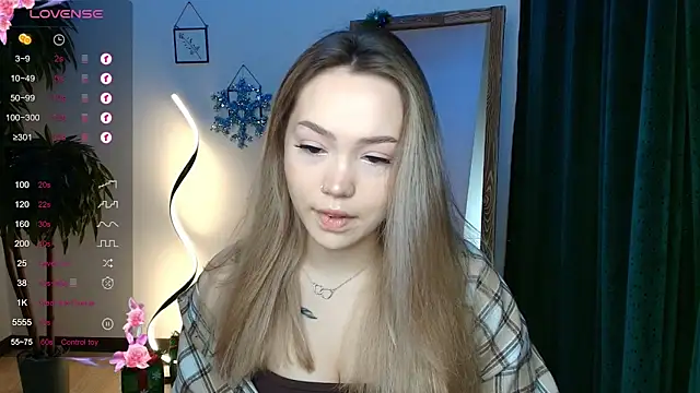 Snapshot of Evia_r0se chatting on December 17, 2024, 2:23 am Evia r0se online show from December 17, 2024, 2:23 am