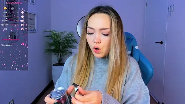 Snapshot of Evia_r0se chatting on January 5, 2025, 1:56 am Evia r0se online show from January 5, 2025, 1:56 am