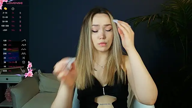 Snapshot of Evia_r0se chatting on December 6, 2024, 8:10 am Evia r0se online show from December 6, 2024, 8:10 am