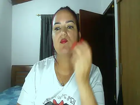 Snapshot of luna_withe chatting on June 11, 2026, 5:04 am luna withe online show from June 11, 2026, 5:04 am