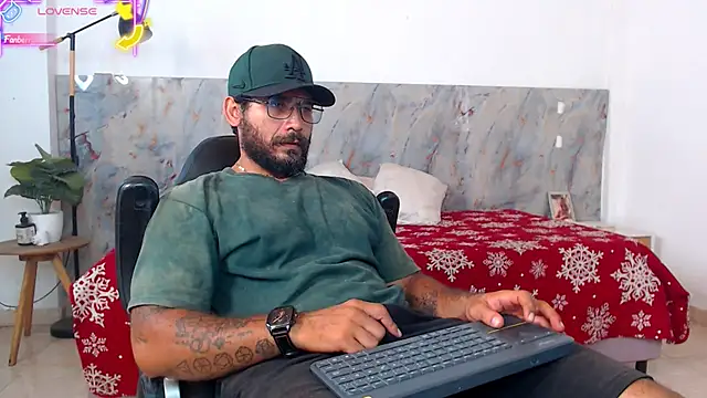 Snapshot of hanz_col chatting on February 7, 2026, 10:51 pm hanz col online show from February 7, 2026, 10:51 pm