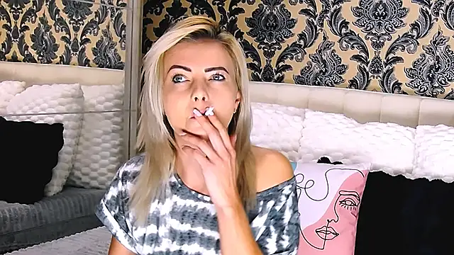 Snapshot of Aly_girl1 chatting on September 29, 2025, 8:32 am Aly girl1 online show from September 29, 2025, 8:32 am