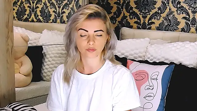 Snapshot of Aly_girl1 chatting on October 13, 2025, 8:38 am Aly girl1 online show from October 13, 2025, 8:38 am