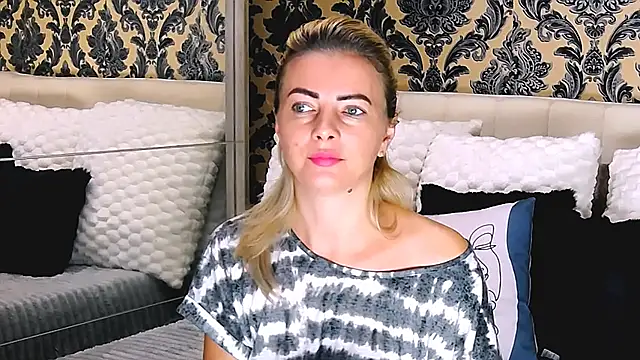 Snapshot of Aly_girl1 chatting on October 10, 2025, 10:05 am Aly girl1 online show from October 10, 2025, 10:05 am