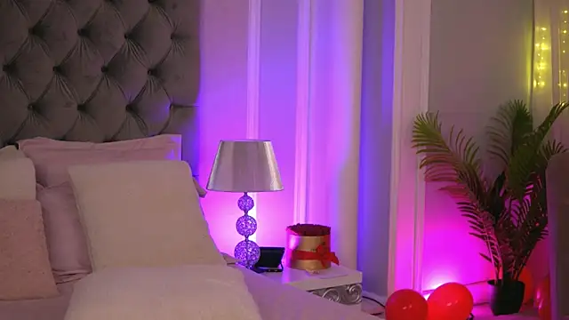 YasmineShaw online show from March 19, 2025, 2:27 am