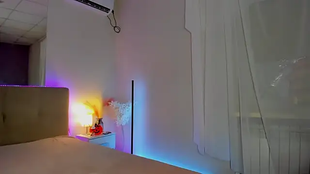 Laura Leee online show from October 15, 2025, 5:17 am