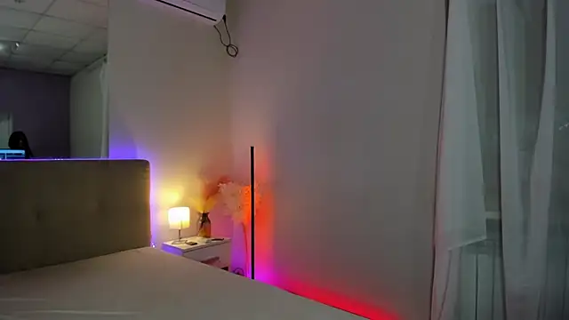 Laura Leee online show from October 3, 2025, 5:09 am