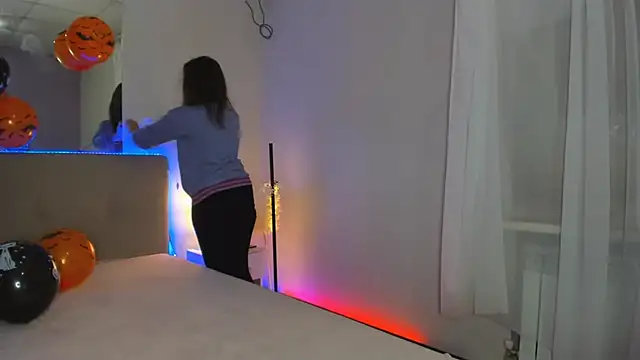 Laura Leee online show from October 24, 2025, 5:28 am