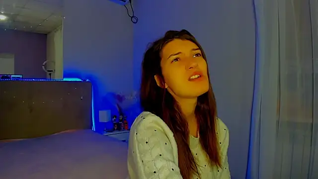 Laura Leee online show from November 18, 2025, 6:17 am