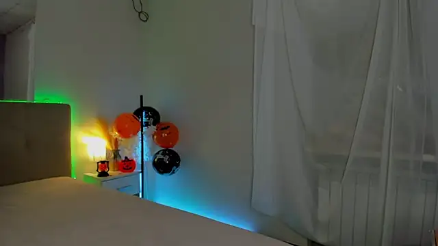 Laura Leee online show from October 30, 2025, 6:12 am