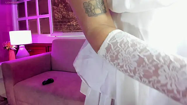 MelaniieRoux online show from October 6, 2025, 7:47 pm