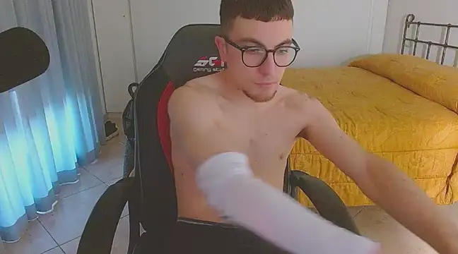 Snapshot of FitGuyDream chatting on December 30, 2024, 3:34 pm FitGuyDream online show from December 30, 2024, 3:34 pm