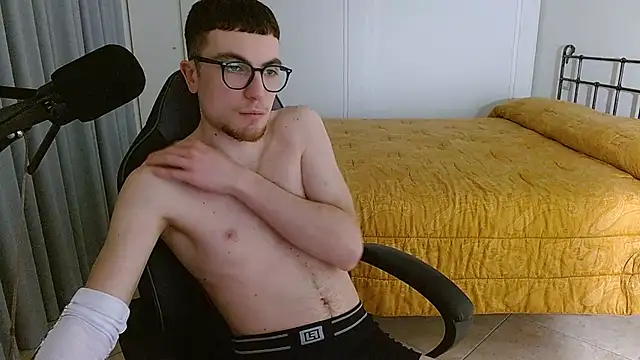 Snapshot of FitGuyDream chatting on January 2, 2025, 5:29 pm FitGuyDream online show from January 2, 2025, 5:29 pm