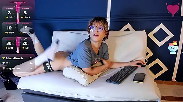 Snapshot of Max_lover1 chatting on February 5, 2025, 6:26 pm Max lover1 online show from February 5, 2025, 6:26 pm