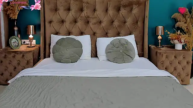 CalyMoon online show from April 1, 2026, 12:17 pm